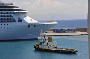 Katakolon - Kreuzfahrtschiff : Die "Mediterranea", ein Kreuzfahrtschiff der italienischen Reederei Costa, liegt im Hafen. Aufgenommen am 28. Juni 2010 in Katakolon