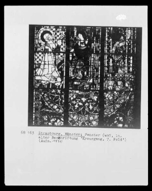 Fensterdetail mit kniender Heiligen
