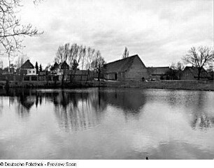 Ortsteilansicht über den Dorfteich