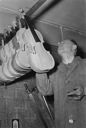 Instrumentenbau Markneukirchen (Reportage) : Musikinstrumentenbau Markneukirchen. Geigenbauer Meister Oskar Erich Heinel in seiner Werkstatt