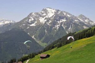 Wandergebiet Penken : Gleitschirmflieger straten von einer Bergwiese. Aufgenommen im Wandergebiet am Penken bei Mayrhofen (Tirol) am 26. Mai 2009