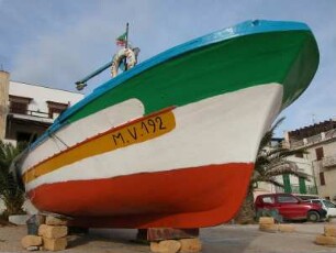 Fischerboot in italienischen Landesfarben, Selinunt, Fischerhafen