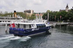 Lausanne - Schnellboot : Ein Schnellboot aus Frankreich legt im Hafen Ouchy an. Aufgenommen in Lausanne am 19. Mai 2010