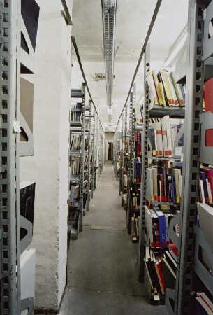Sächsische Landesbibliothek - Staats- und Universitätsbibliothek Dresden. Zentralbibliothek (ehem. Landesbibliothek). Kellergeschoss. Abteilung Benutzung, Magazin : Dresden-Neustadt, Marienallee 12. Sächsische Landesbibliothek - Staats- und Universitätsbibliothek Dresden. Zentralbibliothek (ehem. Landesbibliothek). Kellergeschoss. Abteilung Benutzung, Magazin