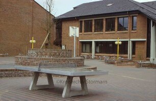 Gymnasium Trittau: Schulhof mit Tischtennisplatte