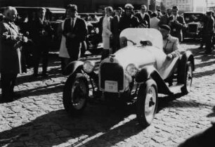 Oldtimer und Zuschauer auf der 1. KFZ-Veteranen-Ralley