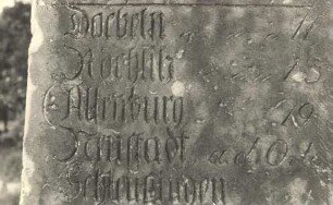 Inschrift auf der Postmeilensäule vor dem Schloss in Hoyerswerda : Zadypane pismo na póstowym stołpje we Wojerecach