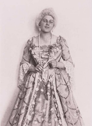 Die Kammersängerin Elisabeth Rethberg 1914 in ihrer 1. Rolle an der Dresdner Oper als Arsena im "Zigeunerbaron". Aus: Henschel, Horst und Friedrich, Ehrhard, E. Rethberg, Ihr Leben und Künstlertum, Verlag Städt. Geschichtsverein Schwarzenberg/Sachsen, 1928, Abb. bei S. 48