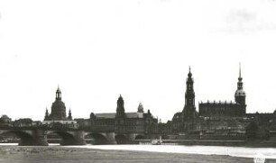 Dresden-Altstadt. Blick vom Neustädter Elbufer unterhalb der Augustusbrücke gegen Frauenkirche, Ständehaus, Kathedrale und Schloßturm