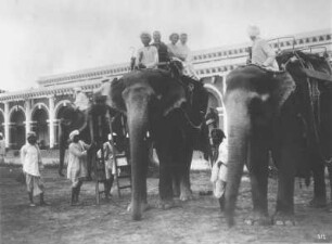 Kalkutta, Indien. Touristen der Hapag auf Reitelefanten, daneben einheimische Führer