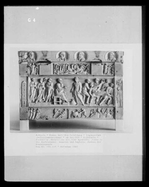 Reliquienkästchen — Rückseite: Medaillons mit vier Aposteln; Jonas in der Kürbislaube; Ananias und Saphira; Szenen der Moseslegende