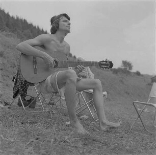 Čičmany. Akt-Pleinair 1980. Claus Baumann spielt Gitarre