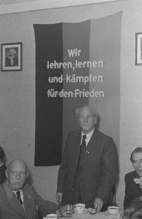 60. Geburtstag von Walter Maschke, Generalsekretär der Volksbühne Berlin : Walter Maschke (Mitte)
