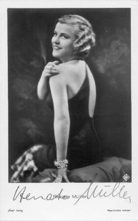 Porträt Renate Müller in einem Filmkostüm. Fotografie (Weltpostkarte mit Autogramm). Ross-Verlag, wohl 1931