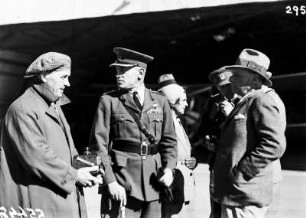 Expeditionsteilnehmer und Piloten : Expeditionsteilnehmer im Gespräch mit Piloten auf dem Flugplatz von Pretoria