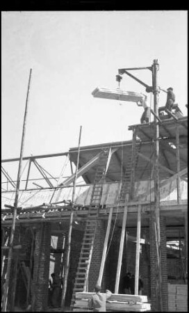 Linnich: Neubau der Seidenfabrik, Hochziehen der Platten