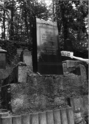 Grabstein 114 (Index: 99790524) Maße HxBxT: 150x67x26 cm Besonderheit: Doppelgrab für Eheleute: Grabstein 114