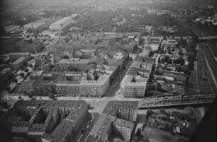 Luftaufnahme, Blick von Norden auf die Industrieanlage der AEG am Humboldhain. Berlin-Gesundbrunnen, Voltastraße