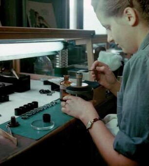 Arbeiterin des VEB Carl Zeiss Jena bei der Okularmontage