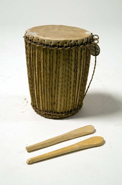 Single-headed, closed cylinder drum with drum beater