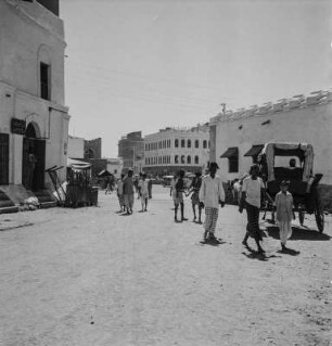 Geschäftsstraße : Blick entlang einer belebten Geschäftsstraße in Aden