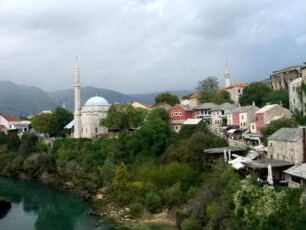 Mostar: Stadtansicht mit Karadozbeg-Moschee und Fluß Neretva