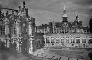 Dresden. Zwinger, Blick zum Glockenspiel-Pavillon mit Bogengalerie, Hofseite, und Schloß