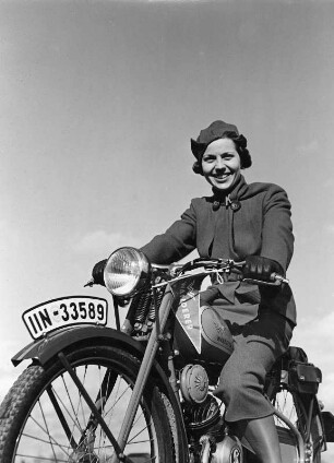 Frau auf Wanderer-Motorrad