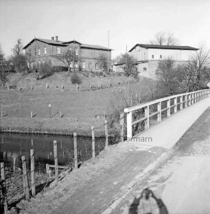 Bauernhäuser am Hang über Trave: im Vordergrund Brücke