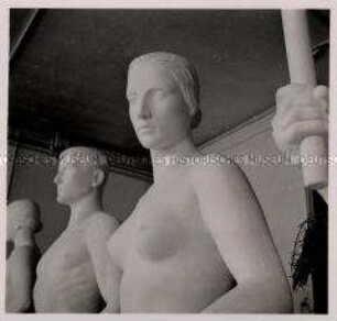 München, Bildhauer Professor Kurt Schmid-Ehmen, Figur "Die nackten und die Schönen" (Teilansicht)