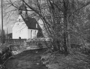 Markersbach, Blick über die Bahra zur Dorfkirche