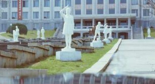 Aufgang zum Schülerpalast mit Kinderstatuen und der Statue von Kim Il Sung