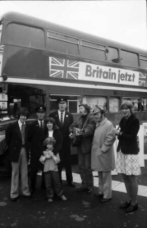 Freiburg: London-Bus auf Tournee am Karlsplatz, mit Singgruppe