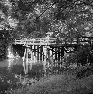 Travebrücke: Landstraße zwischen Nütschau und Schlamersdorf: Sperrung wegen baufälliger Holzbrücke: Blick über Trave auf Brücke: im Hintergrund Bäume