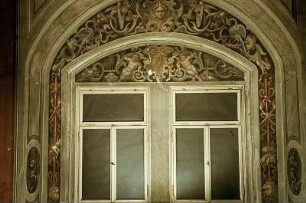 Fensterrahmung mit gekrönter Maske, Greifvögeln, Schlangen, Hasen, Putten und Katzen
