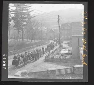 Leichenzug zum Begräbnis des Briefträgers und KPD Mitgliedes Wolf Ernst in Markersbach/Erzgebirge März 1963 : Leichenzug zum Begräbnis in Markersbach/Erzgebirge März 1963