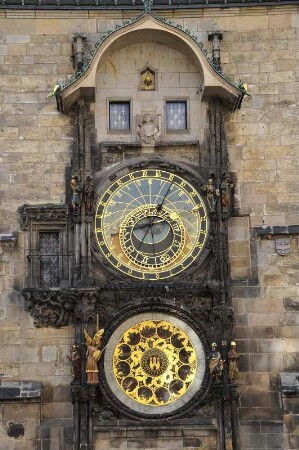 Astronomische Uhren : Blick auf die Fassade des Prager Altstädter Rathauses mit den astronomischen Uhren