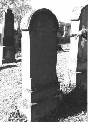 Grabstein 362 (Index: 99786227) Zustand: Vorderseite vollständig abgeblättert, Rückseite z. T. , obere Hälfte abgebrochen und zementiert Maße HxBxT: 170x63x21 cm: Grabstein 362