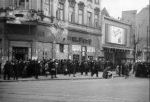 Menschenschlange vor dem Kino "Tivoli" in Tempelhof