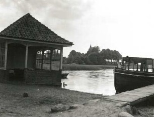 Bosau. Blick von der Bootsanlegestelle über den Plöner See gegen den Ort mit Kirche