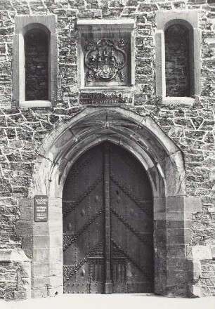 Schneeberg. St.-Wolfgangs-Kirche (1515-1540). Portal der Nordvorhalle mit Inschrift, Wappenstein vom Vorgängerbau und zwei Nischen (ehem . für die Figuren der zwei Kirchenpatrone St. Maria und St. Wolfgang)