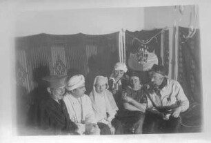 Gruppenfoto auf einer Faschingsfeier in der Wohnung von Hans und Etha Richter in Ankara