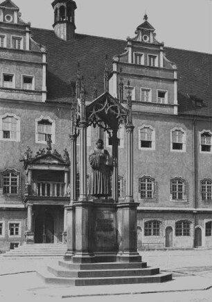 Luther-Denkmal vor dem Rathaus