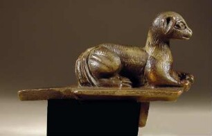Lamm auf Platte mit Ring und Zapfen