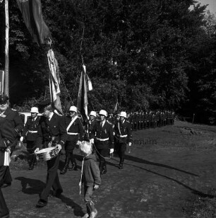 Jersbek: Festplatz: Amtsfeuerwehrfest des Amtes Bargteheide-Land und der Stadt Bargteheide sowie 85-jähriges Jubiläum der Freiwilligen Feuerwehr Jersbek: Festzug der Feuerwehrmannschaften zum Ehrenmal: vorn links Fahnenträger: im Vordergrund Junge: im Hintergrund Bäume