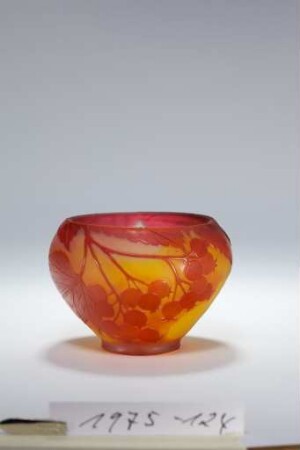 Vase mit Elsbeeren-Dekor