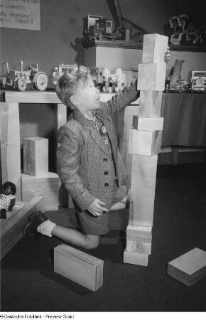 Junge, mit Bauklötzern spielend (Spielzeugausstellung am Markt)