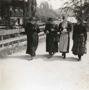 Berchtesgadener Land. Frauen in Trachtenkleidung