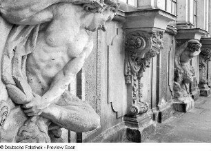 Konsole mit Faun, seinen linken Fuß haltend : Blick von der Konsole mit Faun, seinen linken Fuß haltend, über Konsole mit Maske zur Konsole mit Faun, seinen linken Fuß haltend (1714/1718; Werkstatt Balthasar Permoser)