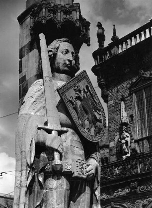 Roland : Roland. Oberkirchener Sandstein (1404; Erneuerung 1512). Hüftstück. Bremen, Marktplatz